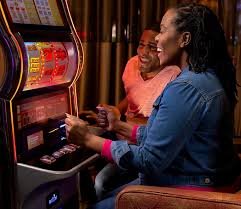 Antarmuka aplikasi ether777 menampilkan permainan slot dan menu navigasi